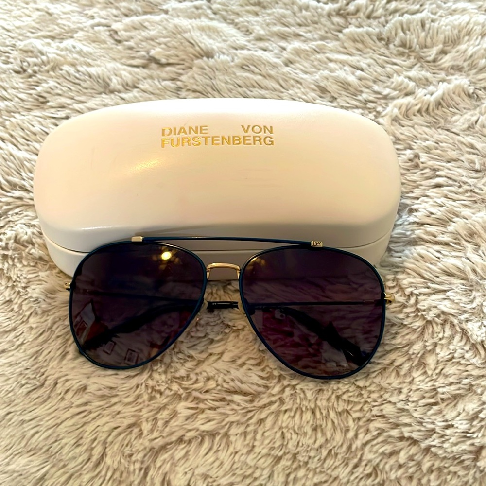 DVF blue Aviator sunnies!